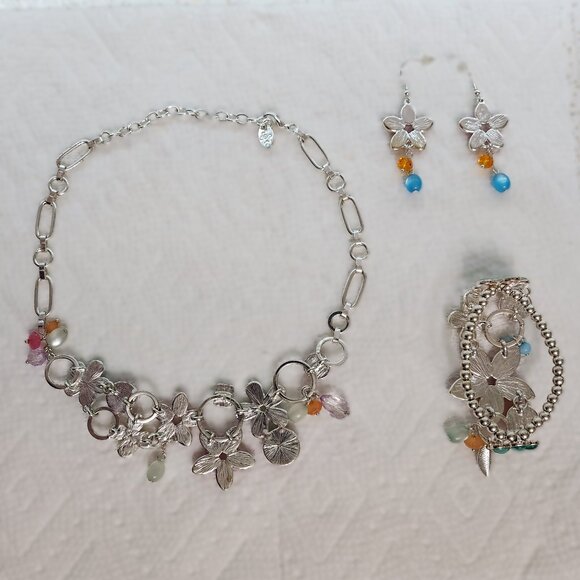 *New Low Price!* Caracol Retro Floral Necklace Set - Picture 3 of 9
